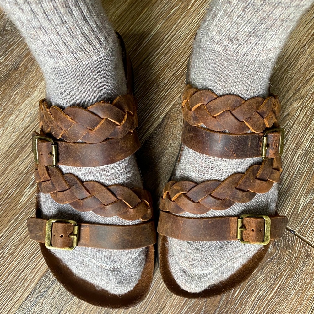 White Mountain foot beds leather sandals